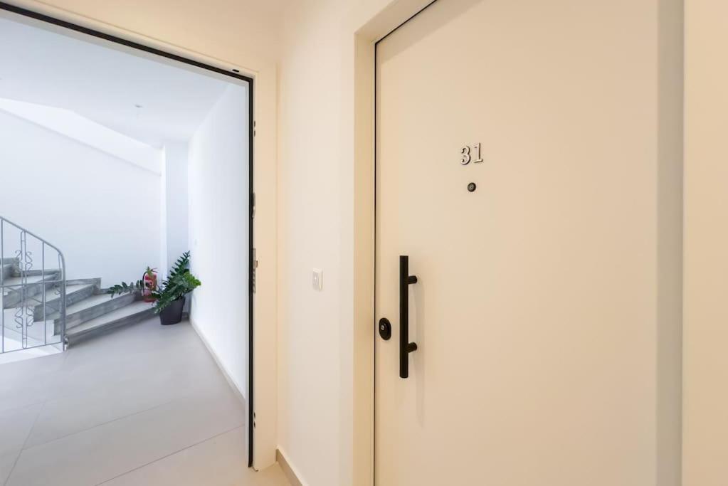 Stylish Comfort In Centre Apartment