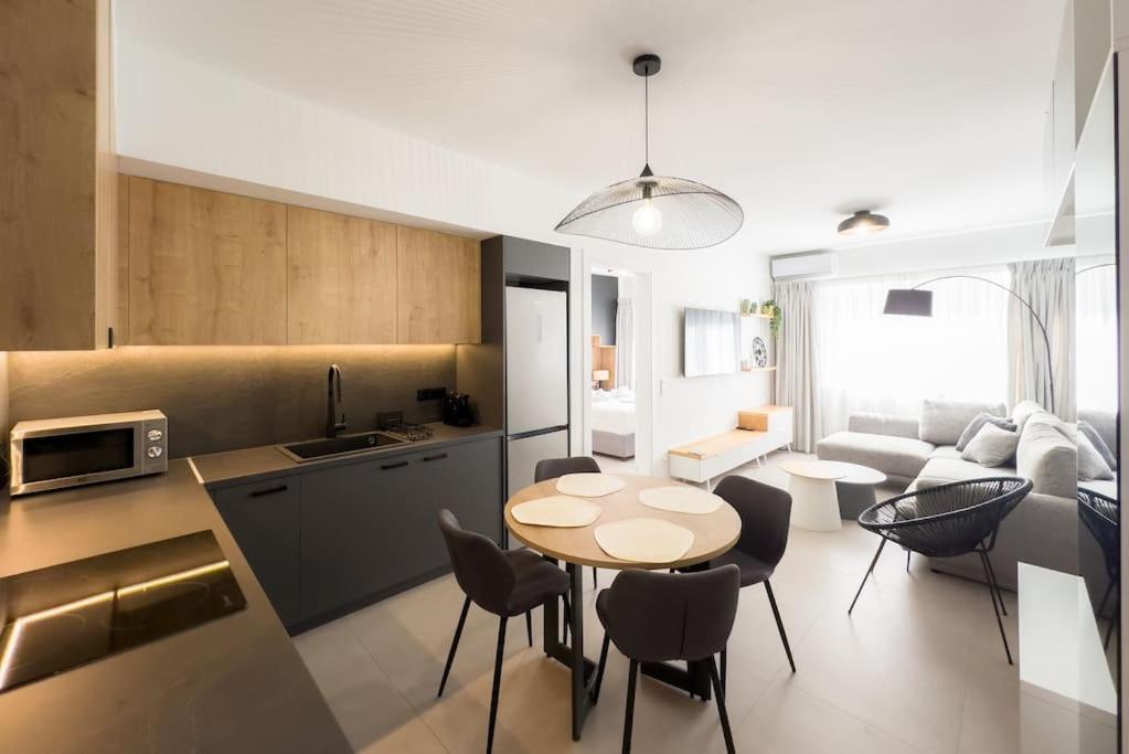 Stylish Comfort In Centre Apartment